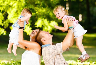 2 parent qui portent leurs enfants qui vont mieux après une consultation