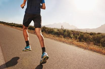 Homme qui court pour représenter le sportif qui va chez l'ostéopathe